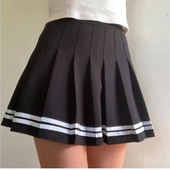 Black and white stripe cheer skirt size 160 11-12 yr old NEW - Picture 1 of 9